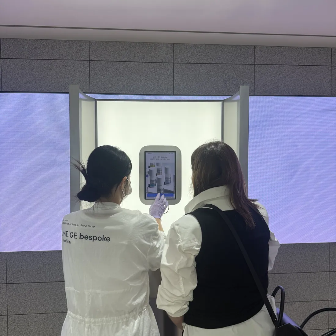 A guest having her skin read at the brand flagship